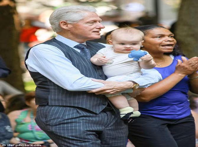 Được biết, tuần trước, ông Clinton cũng làm “bảo mẫu” cho cháu gái.