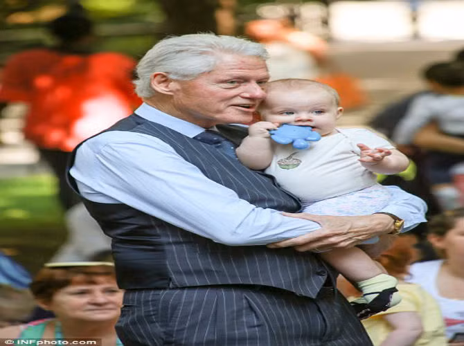 Chương trình âm nhạc diễn ra tại Quảng trường Madison, phía đối diện căn hộ trị giá 10,3 triệu USD của vợ chồng Chelsea, con gái ông Bill Clinton.