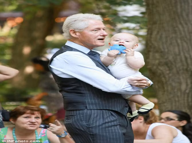 Bà Hillary kể lại, cựu Tổng thống Bill Clinton đã bật khóc trong niềm xúc động khi bé Charlotte chào đời.