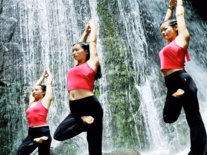 Dan my nu Trung Quoc tap yoga cuc dinh ben thac nuoc-Hinh-8