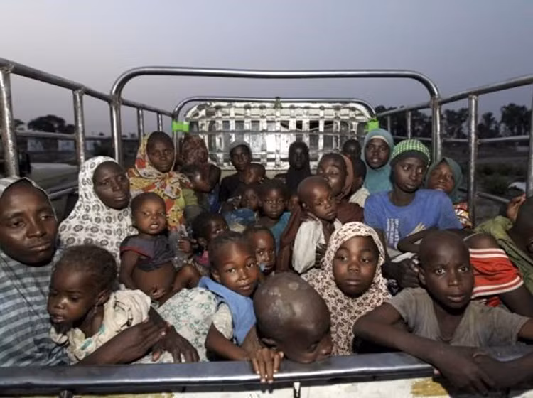 Các con tin Nigeria trên đường về trại tị nạn, sau khi được Quân đội Nigeria giải cứu từ tay nhóm khủng bố Boko Haram.