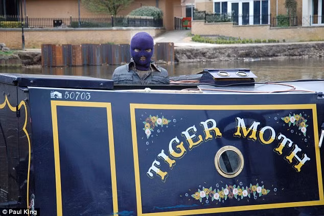 Khiep via khi thay be phong ten lua tren xa lan o Anh-Hinh-2