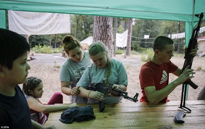 Địa điểm chụp bức ảnh này là một doanh trại quân đội ở ngoại ô thủ đô Kiev.