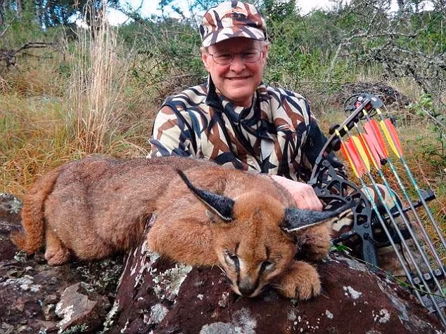 Bac si khoe tren mang “chien tich” giet dong vat hoang da-Hinh-7