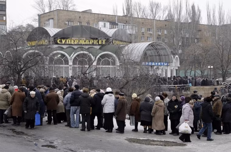 Người dân xếp hàng chờ đợi đến lượt nhận hàng cứu trợ gần 1 cửa hàng bách hóa ở Donetsk ngày 29/1/2015.