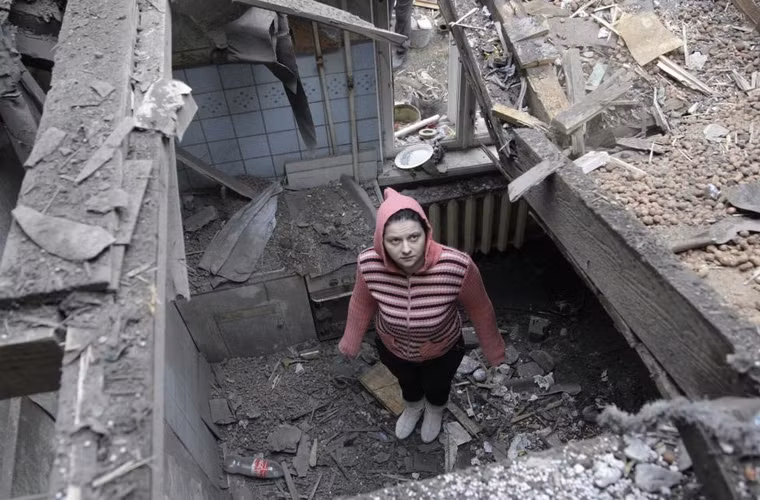 Cô gái đứng trong ngôi nhà của mình ở trung tâm Donetsk, phía đông Ukraine ngày 2/2/2015.