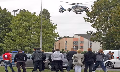 Vụ xả súng tại Pháp xảy ra vào khoảng 4h30 chiều ngày 25/8 tại một khu cắm trại gần siêu thị Intermarch, khiến ba người trong một gia đình và một cảnh sát thiệt mạng. Nạn nhân nhỏ nhất mới 6 tháng tuổi.