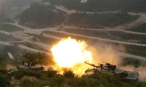 Ngày 28/8, Mỹ và Hàn Quốc tổ chức cuộc tập trận bắn đạn thật lớn chưa từng có, trong đó bao gồm việc mô phỏng một cuộc tấn công vào sâu lãnh thổ Triều Tiên, chỉ vài ngày sau khi hai miền Triều Tiên đạt được thỏa thuận ngăn chặn nguy cơ nổ ra xung đột vũ trang.