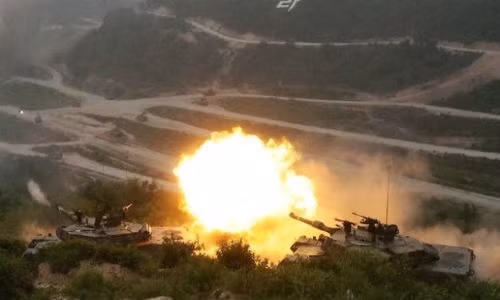 Ngày 28/8, Mỹ và Hàn Quốc tổ chức cuộc tập trận bắn đạn thật lớn chưa từng có, trong đó bao gồm việc mô phỏng một cuộc tấn công vào sâu lãnh thổ Triều Tiên, chỉ vài ngày sau khi hai miền Triều Tiên đạt được thỏa thuận ngăn chặn nguy cơ nổ ra xung đột vũ trang.