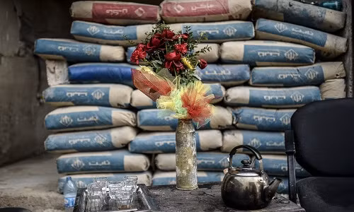 Một vỏ đạn được tái sử dụng thành bình hoa.