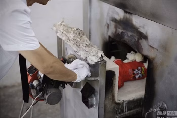 Con vật được đưa đến nơi hỏa táng trong chiếc xe ô tô sang trọng trị giá đến cả hàng trăm ngàn USD.