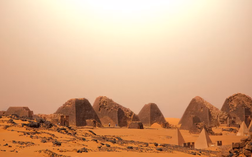  Thành phố Meroe, Sudan. Mặc dù sở hữu hơn 200 kim tự tháp nhưng đây lại là một trong những địa điểm ít được du khách đặt chân đến nhất trong danh sách. Địa điểm này đã được UNESCO công nhận là di sản thế giới.
