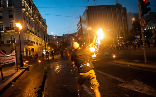 Người biểu tình ném bom xăng về phía cảnh sát.