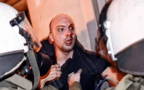 Một người biểu tình bị cảnh sát bắt giữ.