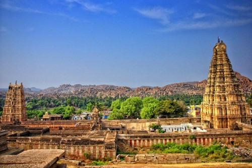 Hampi: Được coi là viện bảo tàng mở của lịch sử, Hampi là địa danh mang ý nghĩa cả về mặt tôn giáo và lịch sử Ấn Độ. Với diện tích hơn 25 km2, những tàn tích của Hampi bao gồm nhiều ngôi đền, khu chợ và cung điện nguy nga,…
