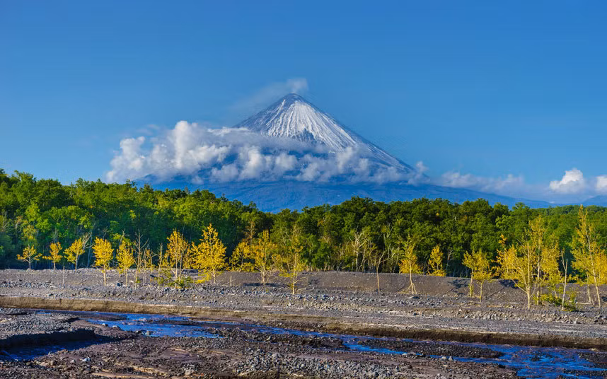 Bán đảo Kamchatka, Nga. Bán đảo nằm ở cực bắc xa xôi của nước Nga này sở hữu số lượng núi lửa lên tới gần 3000, trong đó 29 ngọn núi vẫn đang hoạt động. Nơi đây đã được UNESCO công nhận là di sản thế giới.