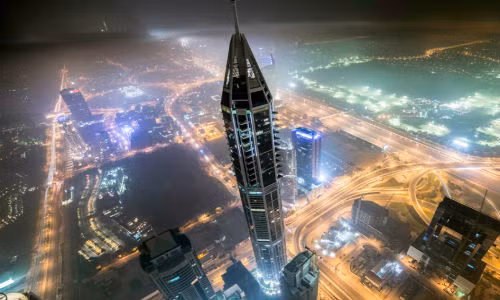 “Hôm đó là ngày đầu tiên của mùa lễ hội Eid. Tôi đã gọi hai người bạn Malaysia làm việc ở Dubai tham gia vào thử thách này”, anh chia sẻ.