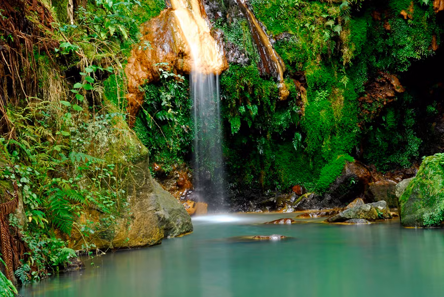 Suối nước nóng Caldeira Velha, Bồ Đào Nha - Nép mình trong khu rừng nhiệt đới, Caldeira Velha nằm dưới chân thác nước, giữa một thảm thực vật tươi tốt và có một làn nước ấm giàu khoáng chất.