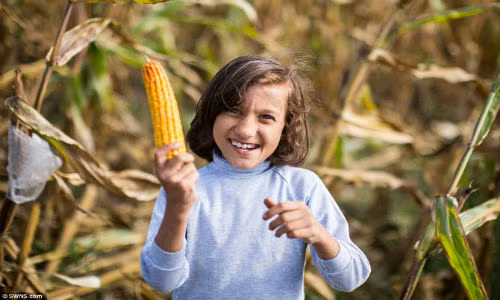 Nụ cười hồn nhiên của một cô bé đến từ Afghanistan sau khi đi qua biên giới vào Hungary.