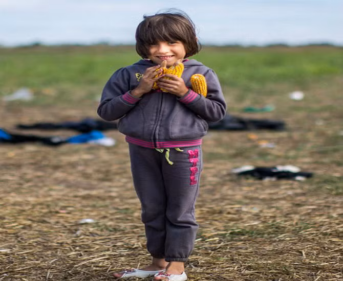 Em bé trong ảnh cũng là một trong số những đứa trẻ tị nạn đến từ Afghanistan.