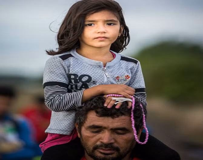 Một bé gái tị nạn cùng cha vào đất nước Hungary.