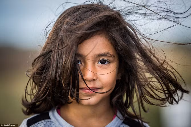 Nu cuoi cua tre ti nan giua khung hoang di cu