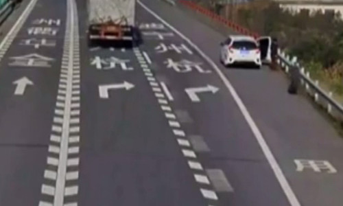 Xe tai roi lop, hat nguoi dan ong xuong vuc sau