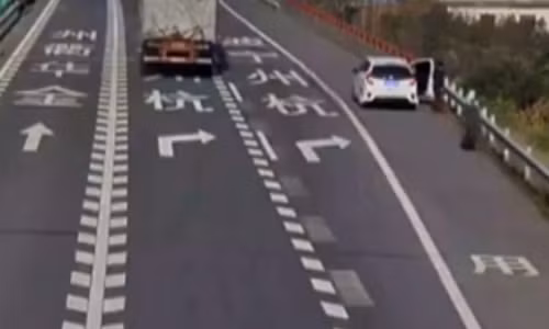 Xe tai roi lop, hat nguoi dan ong xuong vuc sau