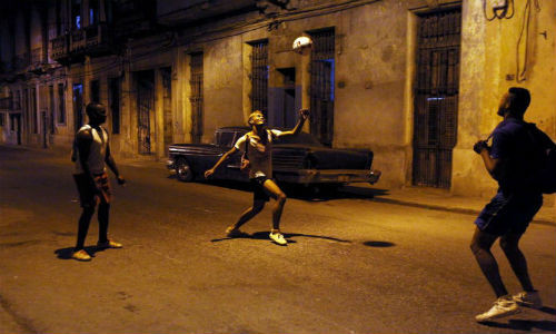 David Garcia (giữa, 20 tuổi) chơi đá bóng cùng bạn Luis Enrique (phải, 20 tuổi) và Yaciel Concepcion (21 tuổi) trên đường phố La Habana ngày 5/3/2015.