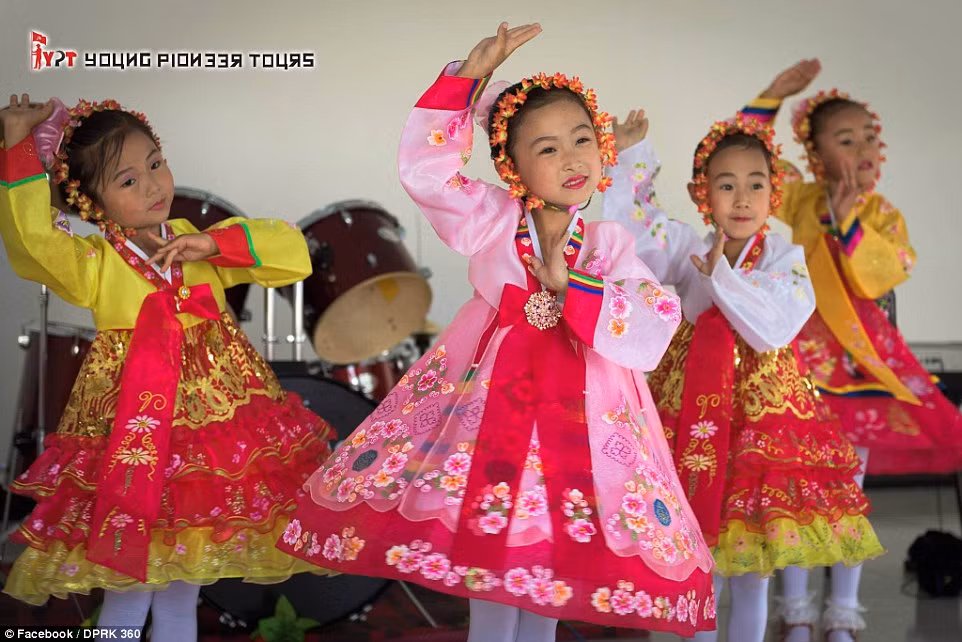 Màn trình diễn hát múa của các em nhỏ trong trang phục truyền thống ở trường Namyang.