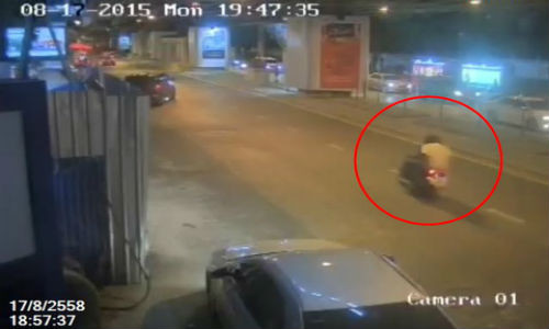 Hiện nghi phạm chính của vụ đánh bom vẫn là người đàn ông áo vàng. Camera an ninh ghi lại hình ảnh nghi phạm này đi xe máy khỏi khu vực sau khi xảy ra vụ nổ. AFP/TTXVN