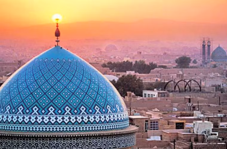 3. Iran Trong khi Iran có tỷ lệ nữ/nam học đại học, cao đẳng nằm trong top cao nhất thế giới thì quy định gần đây rằng 77 lĩnh vực nghiên cứu (chủ yếu là các lĩnh vực STEM) chỉ tuyển nam giới sẽ gia tăng khoảng cách giới tính trong tương lai. Vì vậy, bất chấp việc có bằng cấp cao, chỉ 1/4 nữ giới tốt nghiệp gia nhập lực lượng lao động do các hạn chế về truyền thống và tôn giáo. Những rào cản văn hoá sẽ tác động tới sự đóng góp của lực lượng lao động nữ và ngăn cản sự phát triển của đất nước.