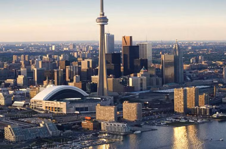 2. Canada Hệ thống giáo dục Canada đã được cải tổ lại để phù hợp hơn với nữ giới và giảm khoảng cách giới tính đã tồn tại. Vào những năm 1990, sự mất cân bằng giới tính đã xem nhẹ vai trò của phụ nữ. Ngày nay, trên 51% dân số Canada học đại học hoặc cao đẳng và trong số đó có tới hơn 62% nữ giới tốt nghiệp đại học. Gần 2/3 sinh viên tốt nghiệp trường Y là nữ. Canada là một trong những nước có lực lượng lao động nữ cao nhất thế giới chiếm 70%.