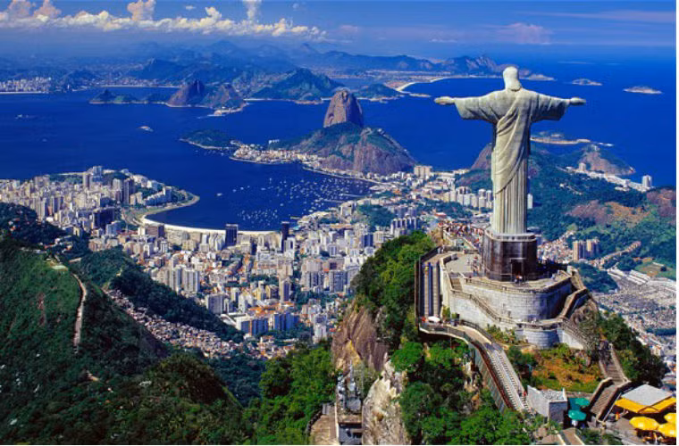 7. Brazil Brazil đã rất nỗ lực không chỉ trong việc phổ cập đại học mà còn thu hẹp khoảng cách giới tính ở cấp độ đại học. Trong năm 2009, trên 60% sinh viên tốt nghiệp đại học và sau đại học ở Brazil là phụ nữ. Tuy nhiên, nữ giới chỉ chiếm 20% lực lượng lao động sở hữu bằng đại học và tiền lương ít hơn nam giới tới 30% cho cùng 1 công việc.