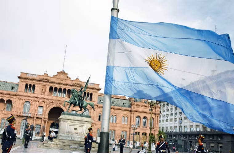 9. Argentina Argentina có tỷ lệ nữ giới học đại học cao hơn nam giới trong suốt 15 năm qua. Từ những năm 1990, phần trăm phụ nữ học và tốt nghiệp đại học đã đạt trên 50%. Dù vậy, phụ nữ không chỉ chiếm thiểu số trong lực lượng lao động mà họ còn bị đánh giá thấp trong các lĩnh vực khoa học, công nghệ, kiến trúc và toán học (STEM). Tuy nhiên, điều này lại phù hợp với xu hướng toàn cầu khi nữ giới đóng góp vào thị trường nhân lực, khoa học xã hội và tài chính, trong khi nam giới thống trị lĩnh vực STEM.