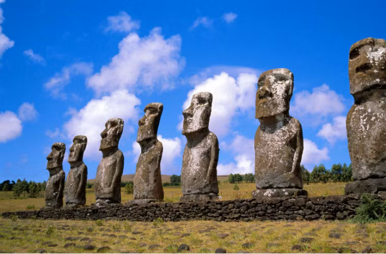 4. Chile Từ năm 2009, phụ nữ chiếm đa số sinh viên tốt nghiệp từ các tổ chức giáo giục cấp cao ở Chile. Tuy nhiên, tỷ lệ nhân sự nữ chỉ xấp xỉ trên 40%. Trong khi sự khác biệt giới tính trong các bậc học sau phổ thông trung học đã giảm qua các thế hệ nhưng suy nghĩ truyền thống vẫn cho rằng phụ nữ nên ở nhà. Mỗi phụ nữ sở hữu bằng cấp cao thường phải lựa chọn giữa việc đi làm hay ở nhà chăm sóc gia đình.