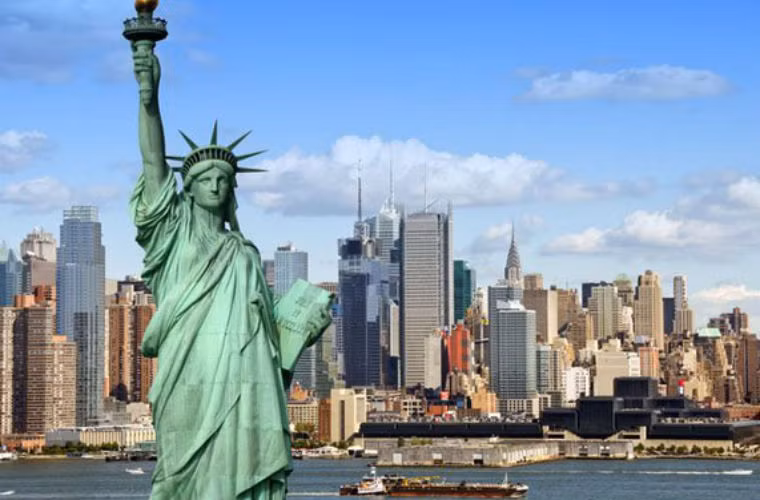 8. Hoa Kỳ Nữ giới chiếm trên 57% số lượng sinh viên theo học tại các trường đại học. Theo Bộ giáo dục Hoa Kỳ, từ năm 2010, nữ giới đã vượt qua nam giới trong cuộc đua vào các tổ chức giáo dục ở tất cả các cấp độ. Khoảng cách giới tính trong lĩnh vực STEM đang dần được thu hẹp tại Mỹ. Tuy nhiên, mức lương và chế độ tuyển dụng thì còn tệ hơn hầu hết các nước phát triển.