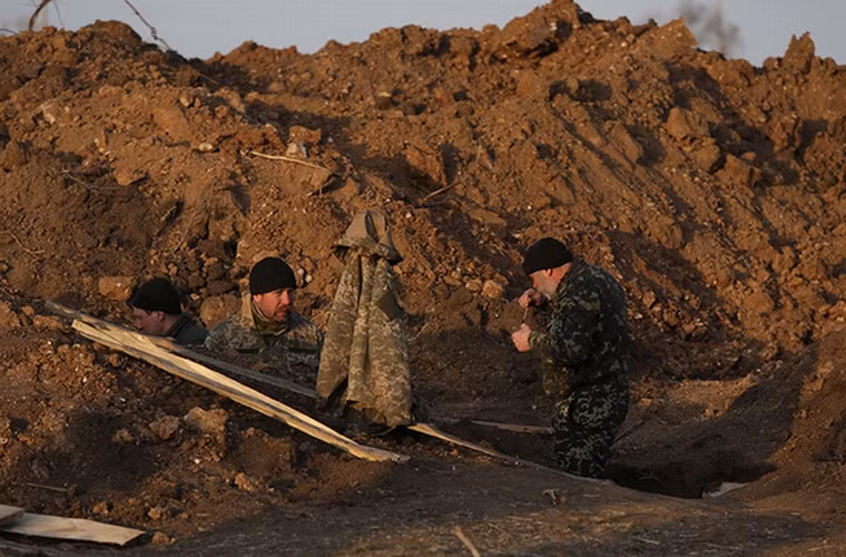 Lính Ukraine ăn vội bữa trưa tại hầm canh gác ở làng Shirokino ngày 25/2.