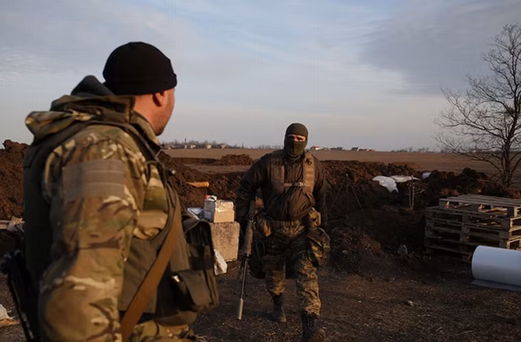 Binh lính Ukraine tại vị trí canh gác ở làng Shirokino, gần Mariupol thuộc tỉnh Donetsk ngày 25/2.