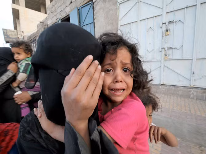 Gương mặt đầy sợ hãi của một em bé ở Yemen. Theo các cơ quan cứu trợ, những cuộc xung đột và lệnh phong tỏa của liên minh Ả-rập nhằm ngăn chặn nguồn cung cấp vũ khí cho lực lượng Houthi đã gây ra một cuộc khủng hoảng nhân đạo ở Yemen, với hơn 80% trong tổng số 25 triệu người hiện đang cần cứu trợ khẩn cấp.