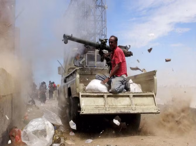 Một chiến binh của "Phong trào Kháng chiến" ở miền nam Yemen cầm vũ khí trên một chiếc xe tải trong cuộc đụng độ với các chiến binh Houthi.