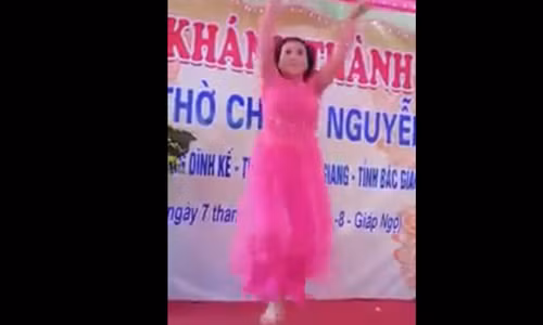 Co gai nhay nhu “ma nhap” day song dan mang