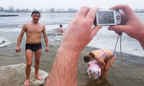 Rung minh xem dan Kiev ngam minh trong nuoc da giua dong-Hinh-3