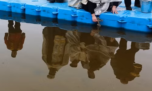 Rung minh xem dan Kiev ngam minh trong nuoc da giua dong-Hinh-6