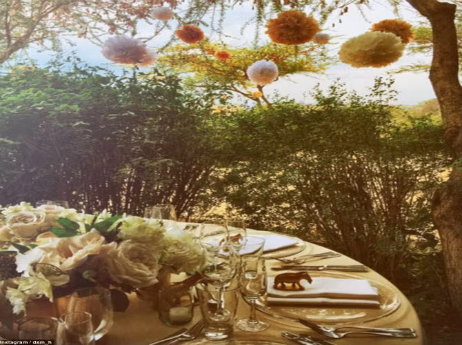 Bàn tiệc được trang trí với hoa, nến,...