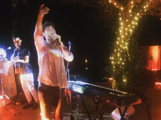 Một màn biểu diễn của khách mời dự đám cưới.