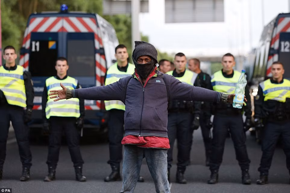 Hàng trăm cảnh sát được huy động để trấn áp làn sóng di dân bất hợp pháp từ Pháp sang Anh qua đường hầm eo biển Manche.