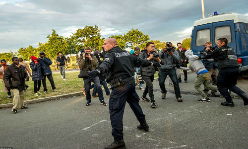 Cảnh sát Pháp phong tỏa những con đường ở Coquelles, gần Calais, để ngăn di dân vào đường hầm Channel Tunnel.