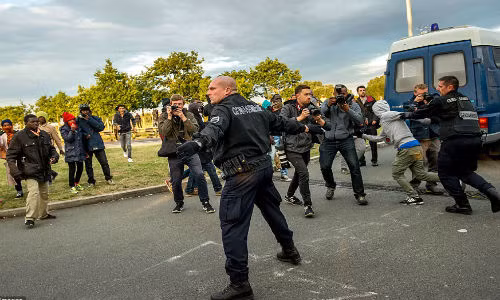 Cảnh sát Pháp phong tỏa những con đường ở Coquelles, gần Calais, để ngăn di dân vào đường hầm Channel Tunnel.