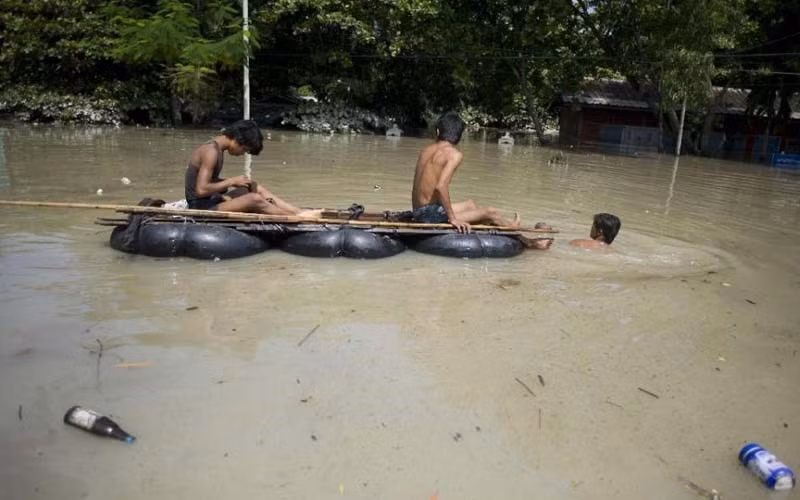 Bè được làm từ phao và mảnh gỗ cũng có thể chở được nhiều người.